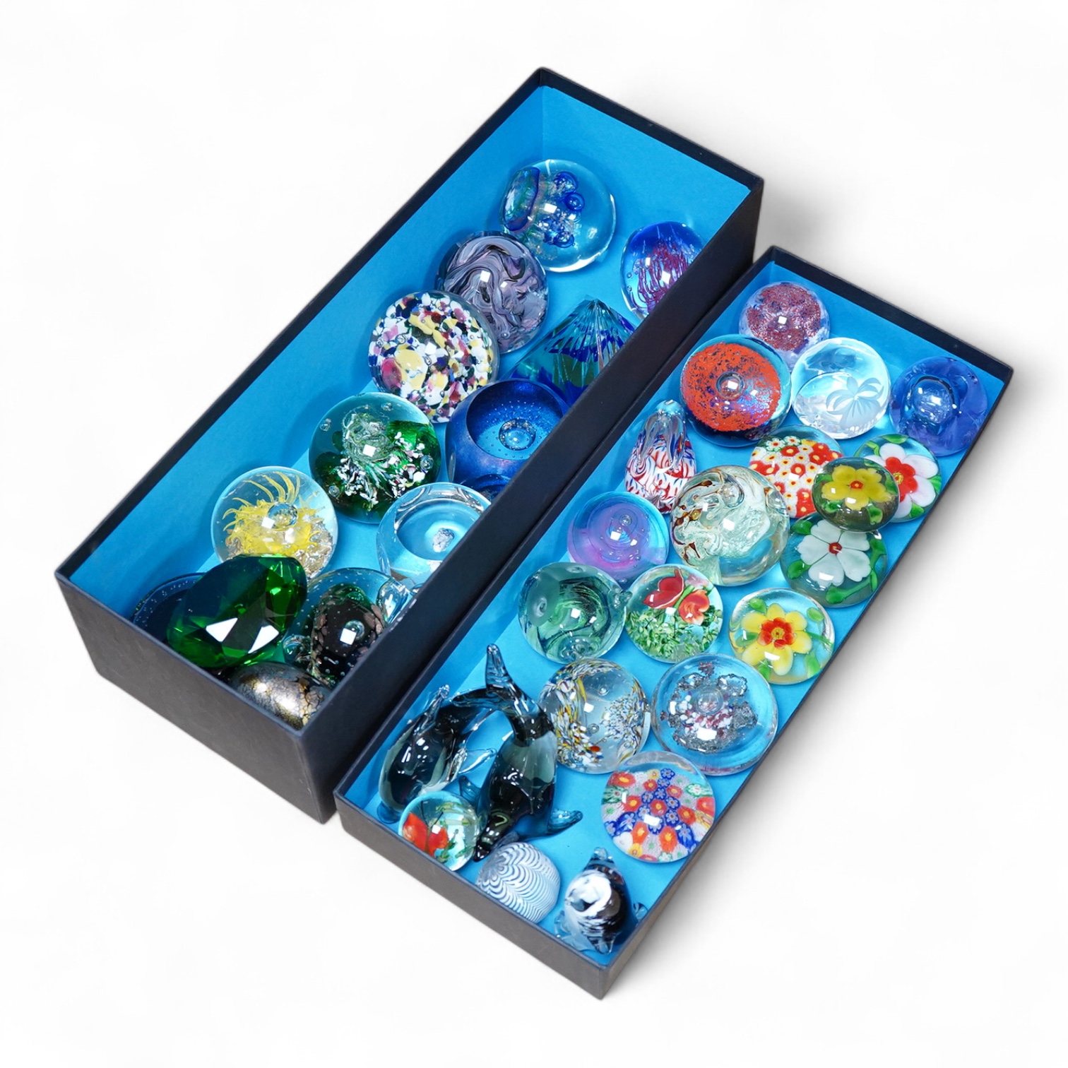 A large collection of 20th century glass paperweights (35)